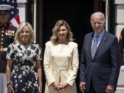 الرئيس الأميركي جو بايدن وزوجته جيل يرحبان بالسيدة الأولى لأوكرانيا أولينا زيلينسكا (في الوسط) في البيت الأبيض، في واشنطن، الولايات المتحدة- 20 يوليو 2022  - AFP