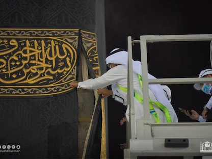 بدء فك مذهبات الكعبة المشرفة استعداداً لإنزال الثوب القديم وإكساء الحلة الجديدة. مكة المكرمة - 8 يوليو 2021. - twitter.com/ReasahAlharmain