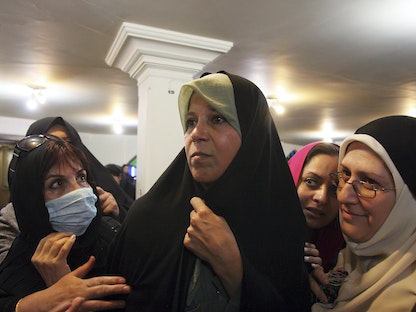 فائزة رفسنجاني (في الوسط)، ابنة الرئيس الإيراني الأسبق أكبر هاشمي رفسنجاني، تحضر احتجاجاً في مسجد الغوبة في شمال طهران. 28 يونيو 2009. - Reuters