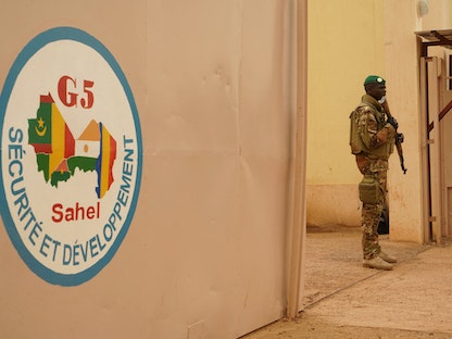 جندي مالي ضمن قوات مجموعة الخمس يقف في قاعدة عسكرية للمجموعة في منطقة موبتي بمالي 30 مايو 2018 - AFP