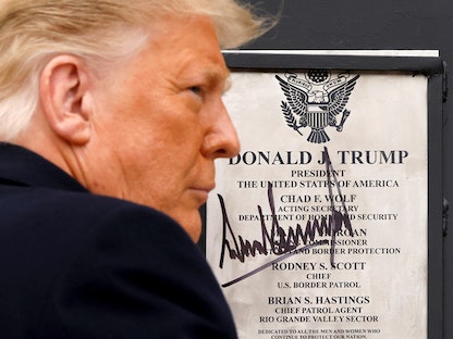 الرئيس الأميركي دونالد ترمب في آخر ظهور له لدى زيارته الجدار الحدودي الفاصل مع المكسيك بألامو في تكساس-12 يناير 2021 - REUTERS