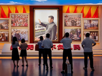 صور تظهر الرئيس الصيني شي جينبينغ في متحف الحزب الشيوعي الصيني، قبل الذكرى المئوية لتأسيس الحزب، بكين، 25 يونيو 2021 - REUTERS