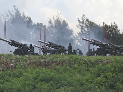 جنود تايوانيون يستخدمون مدافع هاوتزر عيار 155 ملم خلال مناورات سنوية في مقاطعة بينجتونج. 9 أغسطس 2022 - REUTERS