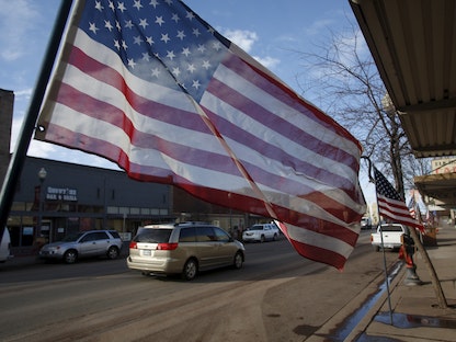تصطف الأعلام الأميركية في شارع برودواي في بيرنز بولاية أوريغون، 11 فبراير 2016 - REUTERS