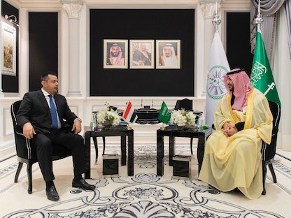 نائب وزير الدفاع السعودي الأمير خالد بن سلمان خلال لقاءه رئيس مجلس الوزراء اليمني معين عبدالملك سعيد في الرياض. 19 ديسمبر 2021  - @DrMaeenSaeed
