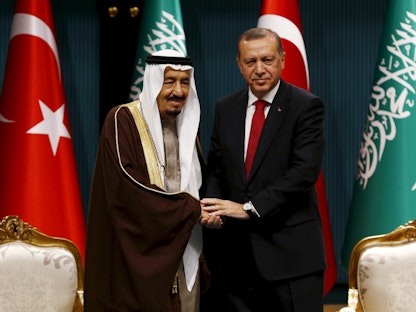 الرئيس التركي رجب طيب أردوغان والعاهل السعودي الملك سلمان بن عبدالعزيز خلال لقاء سابق في أنقرة. 12 أبريل 2016. - REUTERS