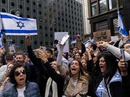 متظاهرون مؤيدون لإسرائيل في مانهاتن بمدينة نيويورك- 8 أكتوبر 2023 - Reuters