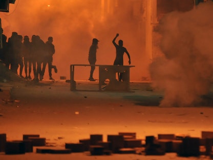 صورة أرشيفية لمتظاهرين في العاصمة تونس خلال مواجهات مع قوات الأمن - 10 يناير 2018 - AFP