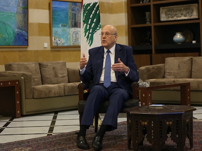رئيس حكومة تصريف الأعمال في لبنان نجيب ميقاتي في لقاء تلفزيوني ببيروت. 30 سبتمبر 2022 - REUTERS