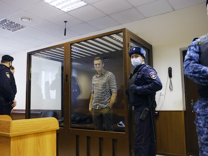المعارض الروسي أليكسي نافالني خلال جلسة استماع في محكمة بالعاصمة موسكو - 20 فبراير 2021 - REUTERS