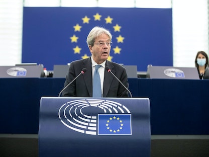 المفوض الأوروبي لشؤون الاقتصاد باولو جنتيلوني خلال كلمة في البرلمان الأوروبي - ستراسبورج - فرنسا  - REUTERS