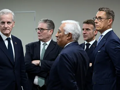 الرئيس الفرنسي إيمانويل ماكرون ورئيس الوزراء البريطاني كير ستارمر ورئيس فنلندا ألكسندر ستوب قبل اجتماع مجموعة G7+ على هامش قمة مجموعة العشرين، جوهانسبرج،  22 نوفمبر 2025. - via REUTERS