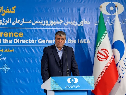 رئيس منظمة الطاقة الذرية الإيرانية محمد إسلامي يتحدث خلال مؤتمر صحافي في طهران. 4 مارس 2023 - AFP