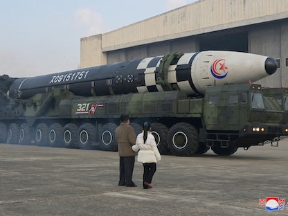 زعيم كوريا الشمالية كيم جونج أون مع ابنته بجوار صاروخ باليستي عابر للقارات في صورة نشرتها وكالة أنباء كوريا الشمالية في 19 نوفمبر 2022 - REUTERS
