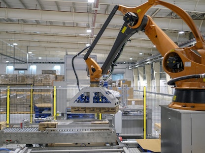 ذراع آلية ترفع صناديق في مصنع لشركة "نستلة" بالفلبين - 2 إبريل 2019 - Bloomberg