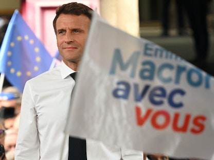 الرئيس الفرنسي إيمانويل ماكرون يلقي كلمة خلال تجمع انتخابي في فيجياك، جنوب فرنسا - 22 أبريل 2022 - AFP