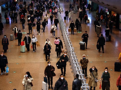 صينيون في محطة قطار يتوجهون إلى رحلاتهم قبيل الاحتفال برأس السنة القمرية في بكين. 13 يناير 2023 - REUTERS