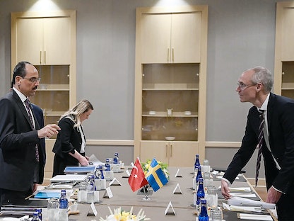 المتحدث باسم الرئاسة التركية إبراهيم كالين ووزير الدولة السويدي للشؤون الخارجية أوسكار ستينستروم خلال اجتماع في أنقرة- 25 مايو 2022 - AFP
