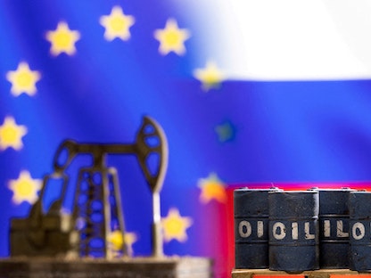 براميل النفط ورافعة مضخة أمام ألوان علم الاتحاد الأوروبي وروسيا في هذا رسم توضيحي- 8 مارس 2022 - REUTERS