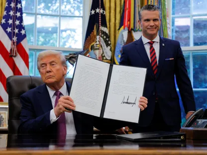 الرئيس الأميركي دونالد ترمب مع وزير الدفاع بيت هيجسيث بعد توقيع أمر تنفيذي لإعادة تسمية وزارة الدفاع إلى (وزارة الحرب) في البيت الأبيض بالعاصمة واشنطن. 5 سبتمبر 2025 - REUTERS