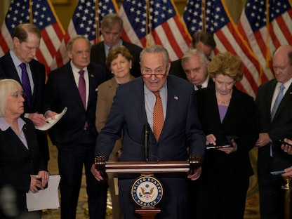 زعيم الأغلبية الديمقراطية في مجلس الشيوخ الأميركي تشاك شومر يعلن في جلسة بالكابيتول عن حزمة تشريعات جديدة لمواجهة نفوذ الصين المتنامي. 3 مايو 2023 - REUTERS