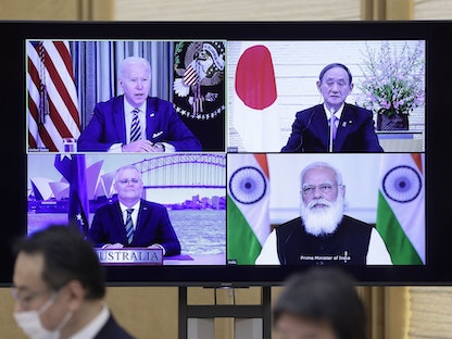 رئيس الوزراء الياباني السابق يوشيهيدي سوجا (يمين أعلى) والرئيس الأميركي جو بايدن ورئيسا الوزراء الهندي ناريندرا مودي والأسترالي سكوت موريسون خلال قمة افتراضية لتحالف "الرباعية" (كواد)- 12 مارس 2021 - Bloomberg