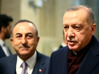 الرئيس التركي رجب طيب أردوغان يتحدث إلى وسائل الإعلام بجانب وزير خارجيته مولود جاويش أوغلو في مدينة جنيف السويسرية، 17 ديسمبر 2019 - REUTERS