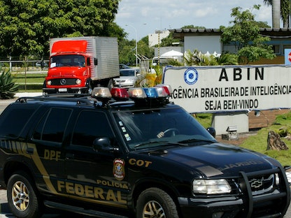 سيارة للشرطة الفيدرالية متوقفة أمام مدخل وكالة الاستخبارات البرازيلية في برازيليا- ديسمبر 2005 - REUTERS