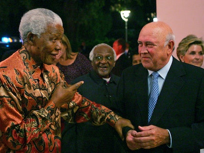 رئيس جنوب إفريقيا الراحل فريدريك ويليام دي كليرك، مع مواطنه نيلسون مانديلا في كاب تاون بجنوب البلاد، 17 مارس 2006 - REUTERS