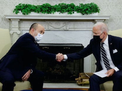 الرئيس الأميركي جو بايدن ورئيس الوزراء الإسرائيلي خلال لقائهما في البيت الأبيض، 27 أغسطس 2021 - REUTERS