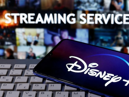  شعار "Disney" معروض على لوحة المفاتيح أمام كلمة "خدمة البث". رسم توضيحي - REUTERS