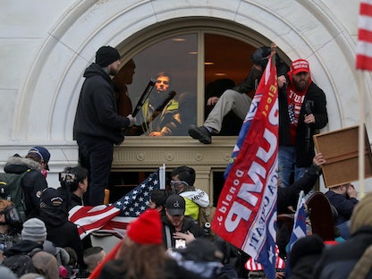 أنصار الرئيس السابق دونالد ترمب خلال اقتحام مبنى الكابيتول في واشنطن - 6 يناير 2021 - REUTERS