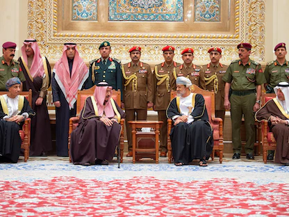 الملك سلمان بن عبد العزيز يقدم العزاء للسلطان هيثم بن طارق في وفاة السلطان قابوس بن سعيد. 13 يناير 2020. - واس