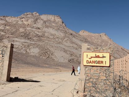 علامة خطر في موقع اختبار قنبلة نووية فرنسية في تامنراست، الهقار، الجزائر. 25 فبراير 2010 - Reuters