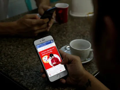 أحد مستخدمي "فيسبوك" يتصفح الموقع عبر هاتفه الذكي - REUTERS