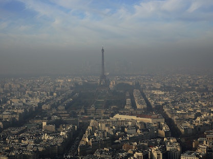سماء العاصمة الفرنسية باريس أثناء ارتفاع مؤشر تلوث الهواء وفقاً لوكالة مراقبة جودة الهواء، 12 دييسمبر 2013. - REUTERS