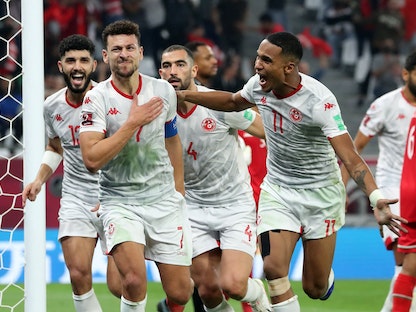 لاعبو المنتخب التونسي يحتفلون بهدف المساكني أمام عمان في كأس العرب 2021 - REUTERS