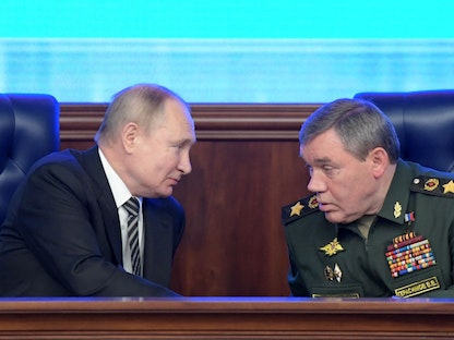 الرئيس الروسي فلاديمير بوتين يستمع إلى رئيس الأركان فاليري جيراسيموف خلال اجتماع سنوي لمجلس وزارة الدفاع، موسكو. 21 ديسمبر 2021 - AFP