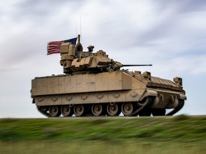 دبابة أميركية خلال دوريات في ريف القامشلي في محافظة الحسكة شمال شرقي سوريا - 20 أبريل 2022 - AFP