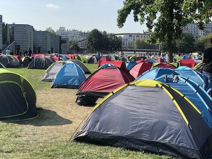 آلاف المهاجرين ينصبون الخيم في إحدى ساحات باريس - Anadolu Agency via Getty Images
