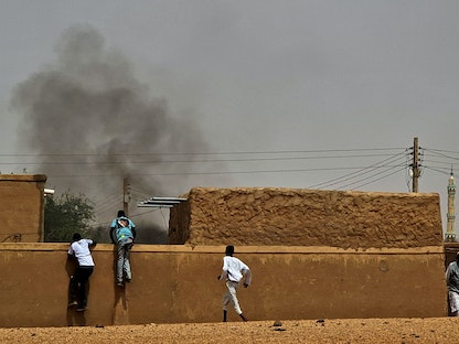 فرار مدنيين على بعد حوالي 100 كيلومتر شمال العاصمة الخرطوم، السودان. 28 يونيو 2023 - AFP