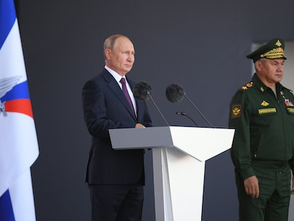 الرئيس الروسي فلاديمير بوتين ووزير الدفاع سيرغي شويغو خلال افتتاح منتدى "باترويت" العسكري في مدينة دربند، 23 أغسطس 2021 - Twitter/@KremlinRussia_E