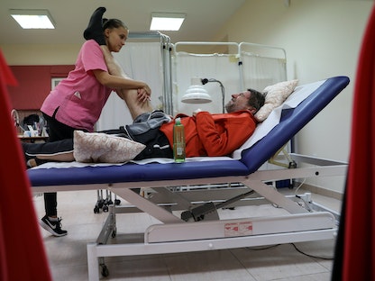 مريض بالتصلب الجانبي الضموري أثناء جلسة علاج طبيعي في جوادالاخارا، إسبانيا. 3 ديسمبر 2018 - REUTERS