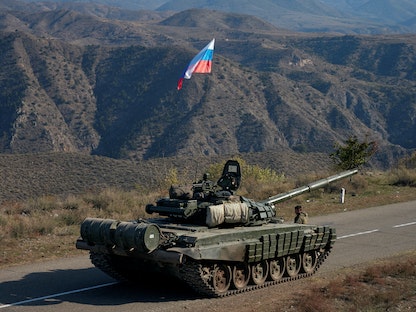 جندي من قوات حفظ السلام الروسية يقف بجانب دبابة بالقرب من الحدود مع أرمينيا في منطقة ناجورنو قره باغ- 10 نوفمبر 2020 - REUTERS