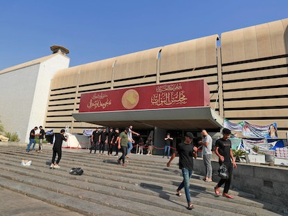 معتصمون أمام مقر البرلمان العراقي في وسط العاصمة بغداد. 13 أغسطس 2022 - AFP