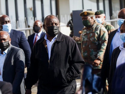 رئيس جنوب إفريقيا سيريل رامافوزا يزور مركزاً تجارياً تضرر بعد عدة أيام من حوادث نهب، في أعقاب سجن الرئيس السابق جاكوب زوما، ديربان، جنوب إفريقيا، 16 يوليو 2021  - REUTERS