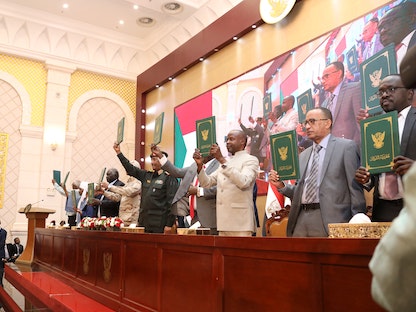 مراسم التوقيع على "الاتفاق الإطاري" بين القوى السياسية والمكون العسكري في السودان- 5 ديسمبر 2022 - REUTERS