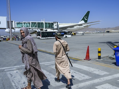 مقاتلو طالبان خلال دورية في مطار كابول - 13 سبتمبر 2021 - AFP