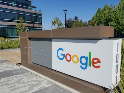 لوحة تحمل اسم "غوغل" بمحيط مقرّ الشركة في ماونتن فيو بكاليفورنيا - REUTERS