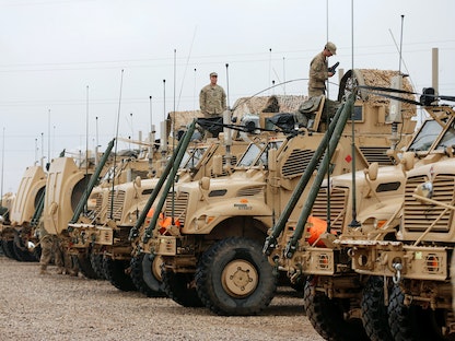 جنود أميركيون على آليات عسكرية في قاعدة شرق الموصل، 25 ديسمبر 2021 - REUTERS